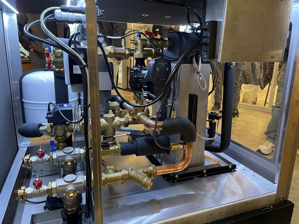 Das Innenleben der Geoblock WGB 20 ist gut sichtbar in diesem Demo-Gerät. Die sonst angebrachten Dämmungen sind hier nur angedeutet.